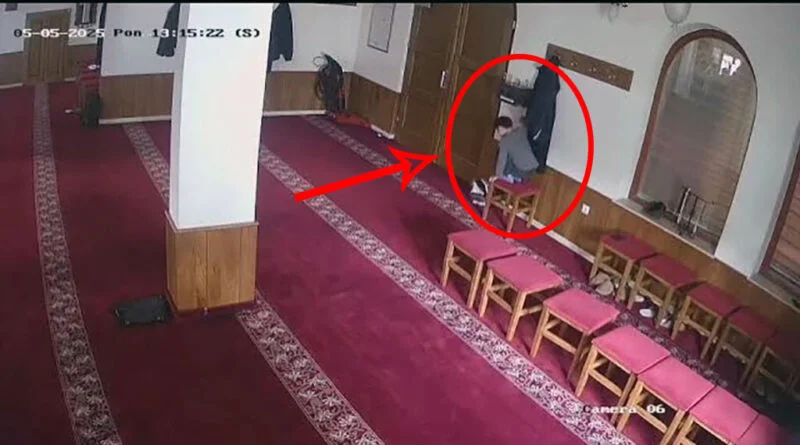 Mali Ahmed iz Novog Pazara ganuo javnost: Sav džeparac dao u sadaku dok je otac bio na namazu