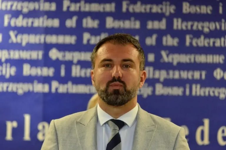 Igor Stojanović poručio Miloradu Dodiku: Uklonit ćemo oba entiteta (VIDEO) Igor Stojanović poručio Miloradu Dodiku: Uklonit ćemo oba entiteta (VIDEO)