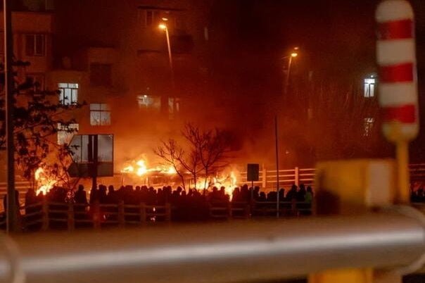 Iran gori, obustavljeni letovi. WSJ: Amerika počela planirati napad Iran gori, obustavljeni letovi. WSJ: Amerika počela planirati napad