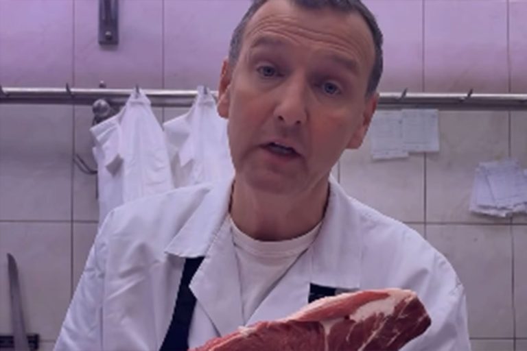 Mesar otkriva kako razlikovati svježe od zamrzavanog mesa Mesar otkriva kako razlikovati svježe od zamrzavanog mesa