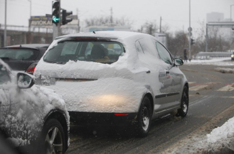 Mnogi vozači uništavaju svoj automobil: Treba li zimi zagrijavati motor prije polaska?