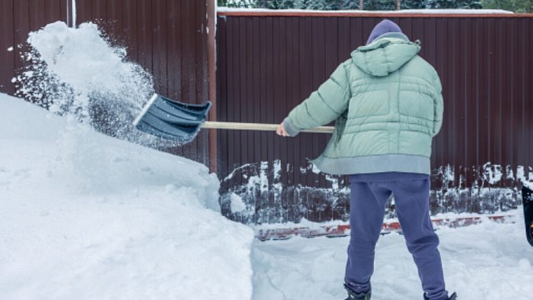 Čistio snijeg ispred kuće i pronašao mrtvog komšiju