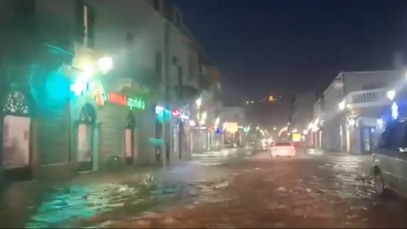 Nevrijeme u Trebinju: Ulice pod vodom, padao i grad