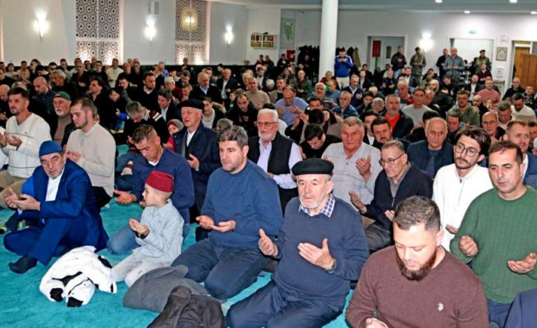 DOK SU DRUGI DOČEKIVALI NOVU GODINU: Tuzla večeras izabrala Kur’an i dovu