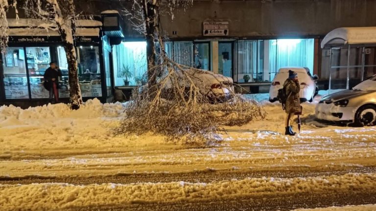Ko želi čistiti snijeg za dnevnicu od 75 KM: Radi se 7,5 sati