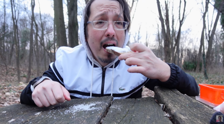 Zgrozio javnost: Srpski youtuber se snima kako jede izmet (VIDEO)