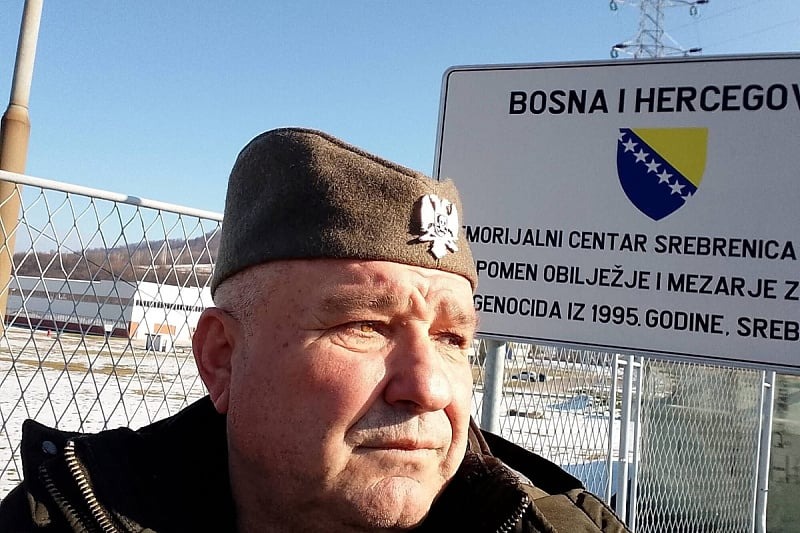 Brane Stanivuković, pripadnik četničkog pokreta iz Sremske Mitrovice ispred Memorijalnog centra u Potočarima (Foto: Klix.ba)