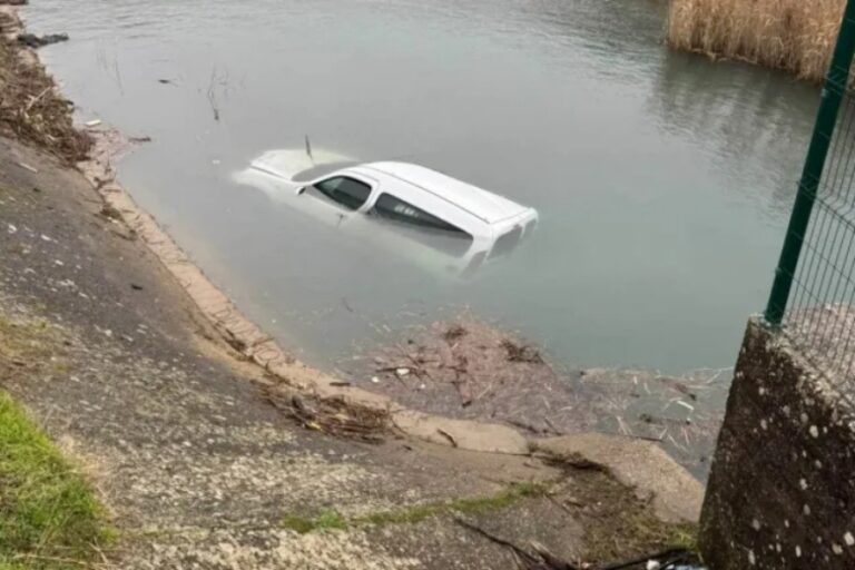Vozilo završilo u rijeci Neretvi, jedna osoba poginula Vozilo završilo u rijeci Neretvi, jedna osoba poginula