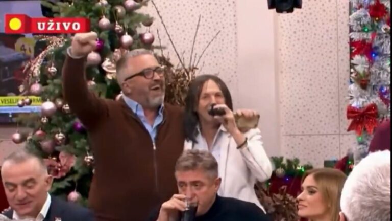 Vlasnik srbijanskog medija pjevao: „Turkinja se pred džamijom klela, da je samo Srbina voljela“ Vlasnik srbijanskog medija pjevao: „Turkinja se pred džamijom klela, da je samo Srbina voljela“