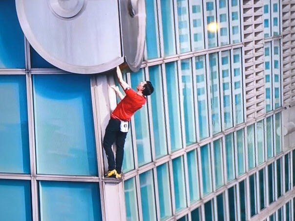 Popeo se na neboder od 101 sprata bez zaštitne opreme, pogledajte video Popeo se na neboder od 101 sprata bez zaštitne opreme, pogledajte video