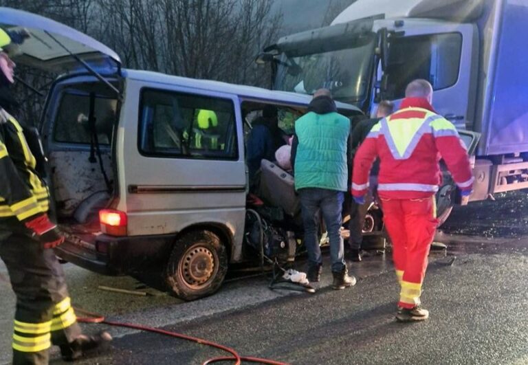 Stravična nesreća na putu Sarajevo – Pale: Jedna osoba poginula, šestero povrijeđeno