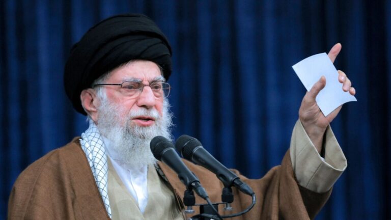 Ajatolah Ali Hamenei pobjegao iz Teherana Ajatolah Ali Hamenei pobjegao iz Teherana