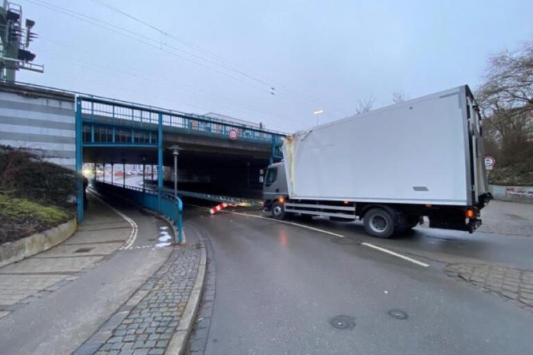 Vozač iz BiH zaglavio ispod podvožnjaka, iščupao čelični nosač, obustavljen željeznički i drumski saobraćaj