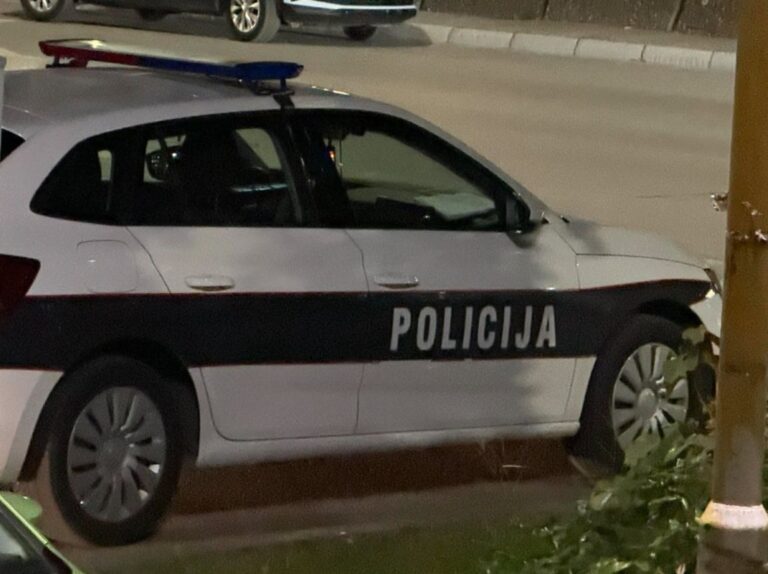 Stravična nesreća u Lukavcu: Automobil udario tri pješaka, ima poginulih Stravična nesreća u Lukavcu: Automobil udario tri pješaka, ima poginulih