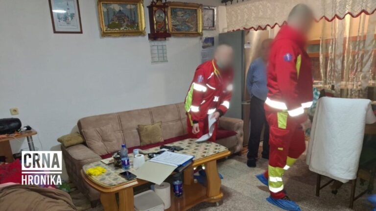 Porodica Smriko tvrdi da je Hitna pomoć došla dva sata nakon poziva: “Majka mi je preminula” Porodica Smriko tvrdi da je Hitna pomoć došla dva sata nakon poziva: “Majka mi je preminula”