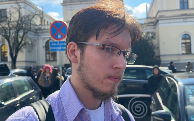 Mladi učenik poručio na protestima: „Ja sam inat bosanski“ Mladi učenik poručio na protestima: „Ja sam inat bosanski“