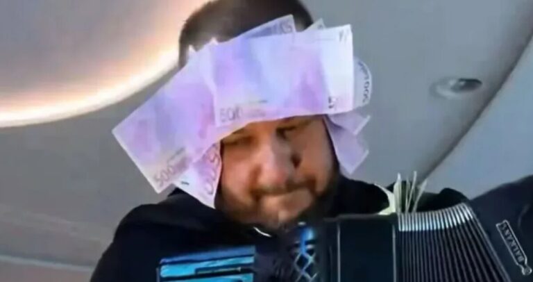 (VIDEO) Harmonikaš iz Srbije zapalio slavlje: Lijepili mu 500 eura na čelo, pare letjele na sve strane