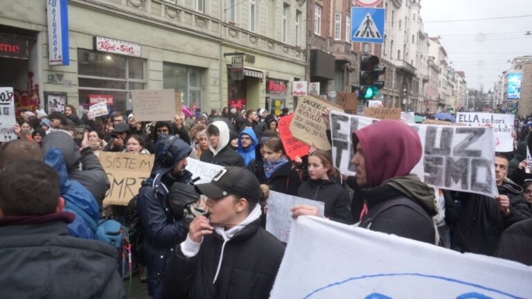 Haos na protestima izbjegnut u zadnji čas: Maskirani s palicama pokušali se umiješati u masu