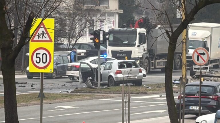Teška nesreća u Tuzli: Automobil završio na krovu, ima povrijeđenih Teška nesreća u Tuzli: Automobil završio na krovu, ima povrijeđenih