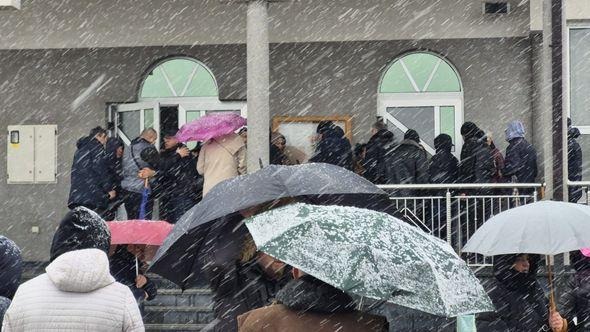 Rijeka ljudi ispred džamije u Brčkom uoči dženaze Erdoanu Morankiću Rijeka ljudi ispred džamije u Brčkom uoči dženaze Erdoanu Morankiću