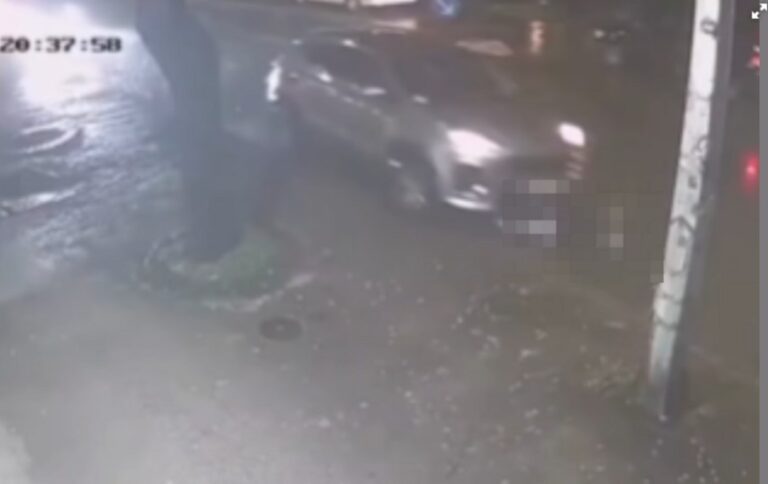 Uznemirujući video iz Trebinja: Autom udarila djevojčicu, pa prešla preko nje Uznemirujući video iz Trebinja: Autom udarila djevojčicu, pa prešla preko nje