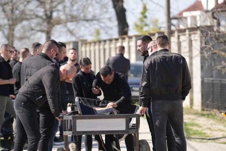 Darko Lazić skrhan od bola na sahrani brata: „Zašto si me ostavio, nisam stigao sve da ti kažem“