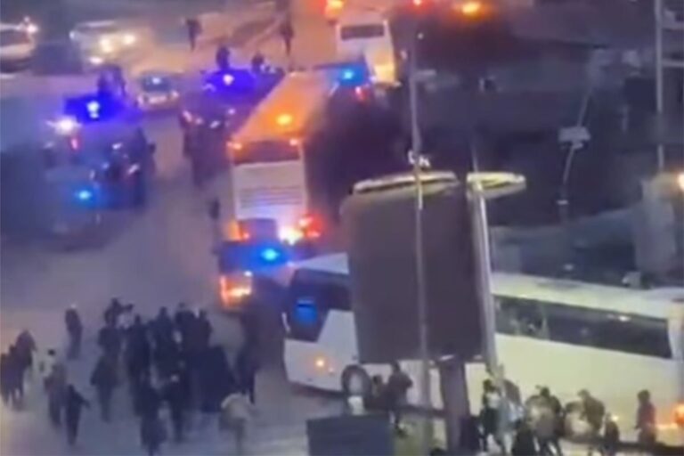 Haos u Novom Pazaru: Torcida kamenovala autobuse, Delije iskakale kroz prozore