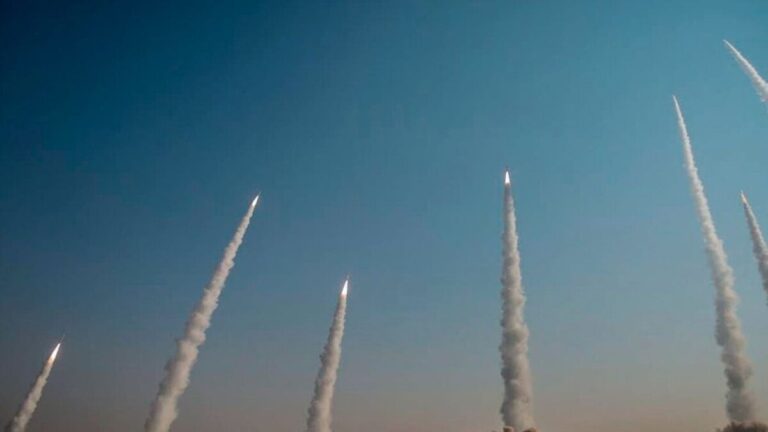 Iran započeo novi val napada na Izrael: Lansirane rakete i dronovi