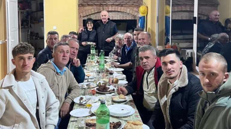 Lijepa priča iz Jajca: Pejo i Drena svake godine organizuju iftar za komšije muslimane