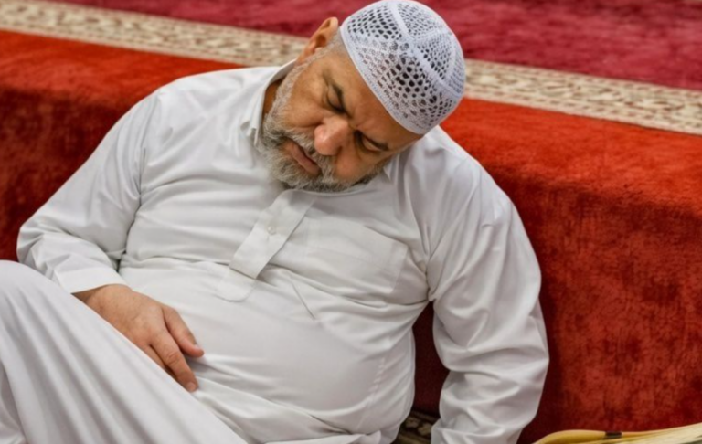 Mujezin preselio u džamiji pred ezan za sabah