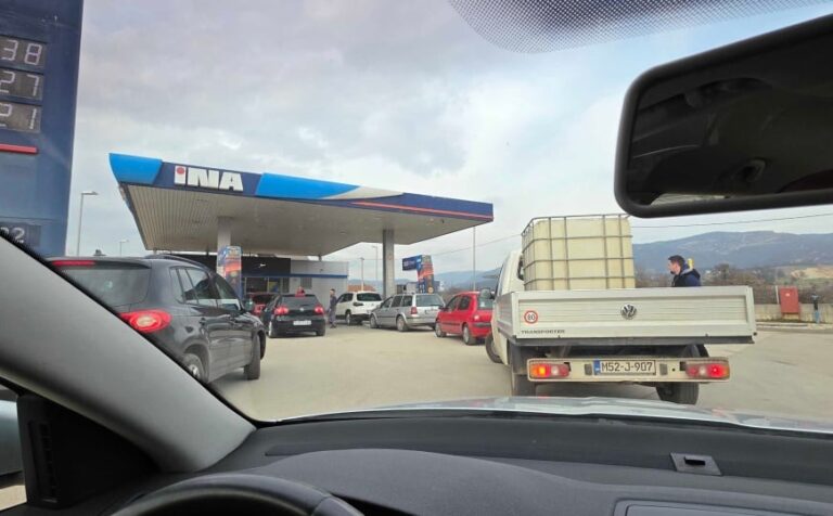 Nesvakidašnji prizor u BiH: Po zalihe goriva stigao s velikim rezervoarom za vodu