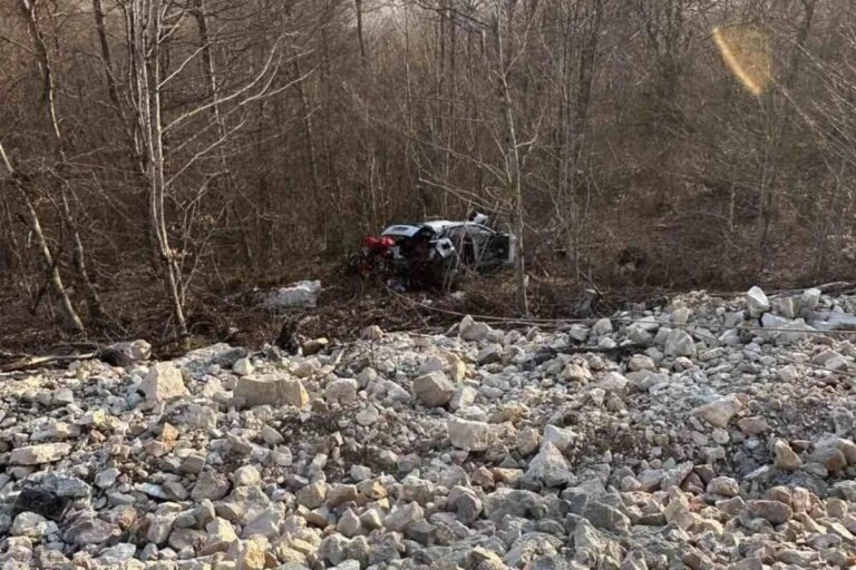 Vozilo iz BiH s bebom sletjelo u 30 metara duboku provaliju Vozilo iz BiH s bebom sletjelo u 30 metara duboku provaliju