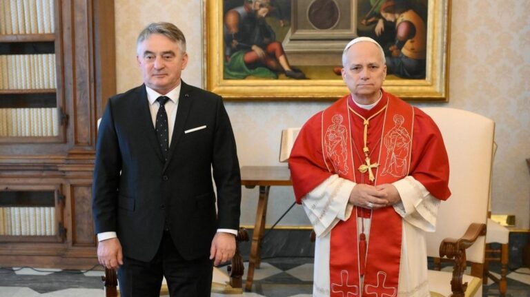 Džaba Željka u crnini, papa je ostavio u hodniku primio samo Komšića