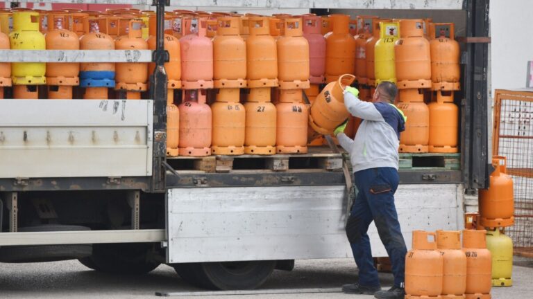 Bliski istok zapalio i tržište u BiH: Sve poskupljuje, gorivo, gas i struja Bliski istok zapalio i tržište u BiH: Sve poskupljuje, gorivo, gas i struja