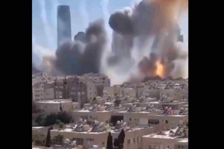 IRANCI BRUTALNO RAZARAJU TEL AVIV: U toku je najžešći napad do sada, kasetne bombe “ravnaju” dijelove grada (VIDEO) IRANCI BRUTALNO RAZARAJU TEL AVIV: U toku je najžešći napad do sada, kasetne bombe “ravnaju” dijelove grada (VIDEO)