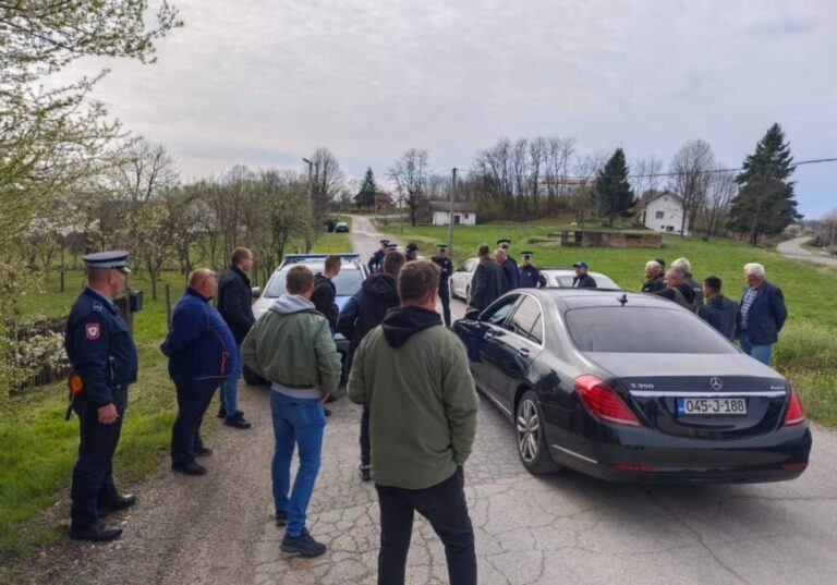 Policija na nogama: Srpski borci se uputili ka groblju u Modranu