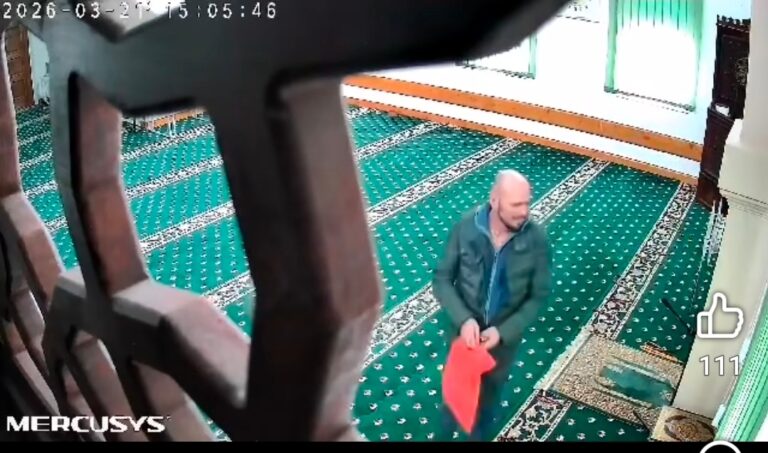 Muškarac opljačkao džamiju za bajram (VIDEO) Muškarac opljačkao džamiju za bajram (VIDEO)