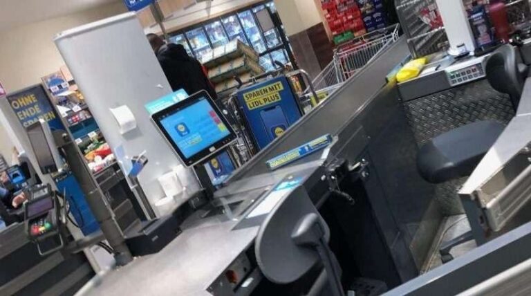 Koliko zarađuju blagajnici u Njemačkoj: otkrivene plate.