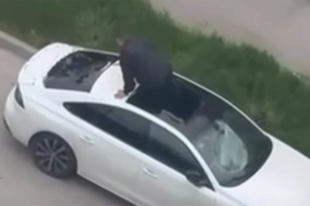 Nevjerovatne scene u Tuzli: Razbio auto pa propao kroz krov