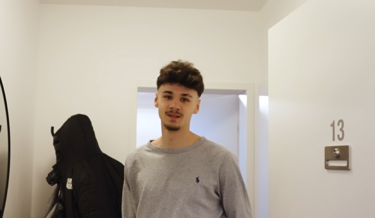 Alajbegović pokazao kolekciju dresova: Za jedan Zmajeva dobio dva austrijska Alajbegović pokazao kolekciju dresova: Za jedan Zmajeva dobio dva austrijska