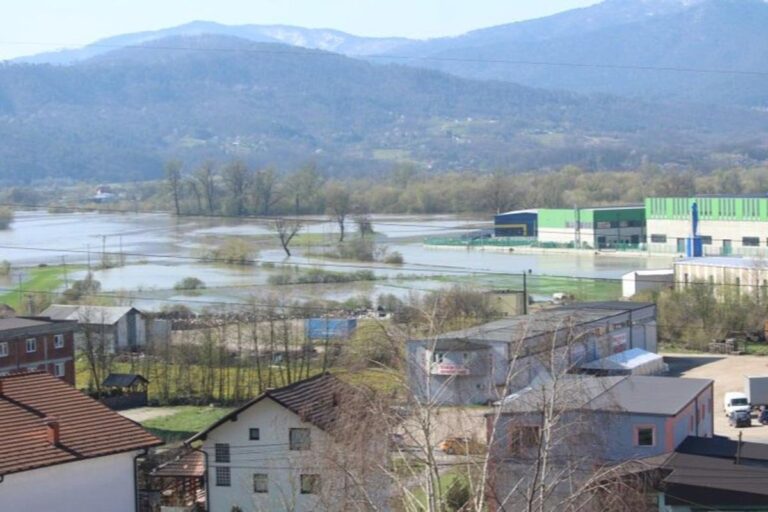 Alarmantno u Gračanici: Spreča se izlila, kuće i imanja pod vodom