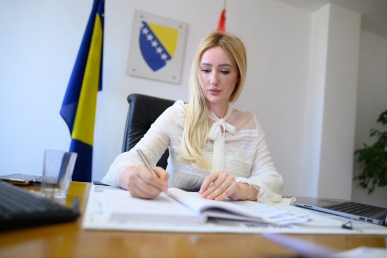 Svjedokinja na suđenju ministrici Aidi Salčinović: „Botoks mi je ubrizgan u toaletu tržnog centra“ Svjedokinja na suđenju ministrici Aidi Salčinović: „Botoks mi je ubrizgan u toaletu tržnog centra“