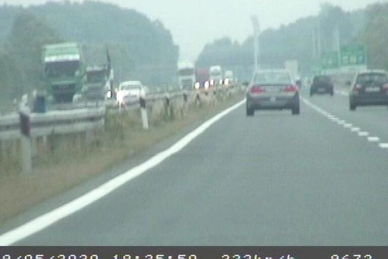 Roditelj snimao sina (18) kako divlja po auto-putu pa sve objavio