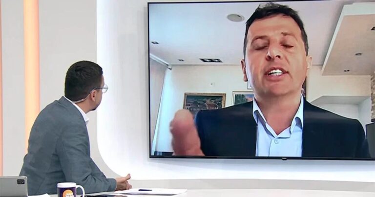 Vukanović pita: “A zašto novinarima u Sarajevu ne smeta što HDZ-ovi političari navijaju za Hrvatsku?” Vukanović pita: “A zašto novinarima u Sarajevu ne smeta što HDZ-ovi političari navijaju za Hrvatsku?”