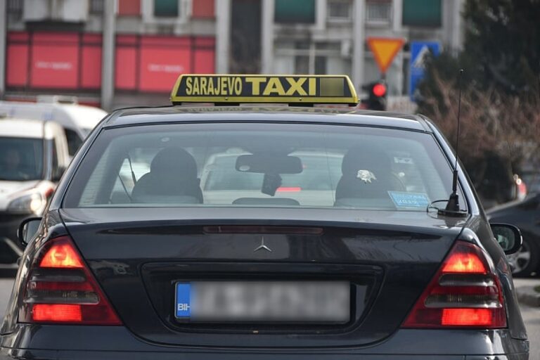 Sarajevo: Motociklista pretukao taksistu i njegovog sina, u toku potraga za napadačem