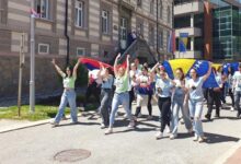 Uz trubače, kolo i zastave RS i BiH: Maturanti u Srebrenici proslavili kraj školovanja