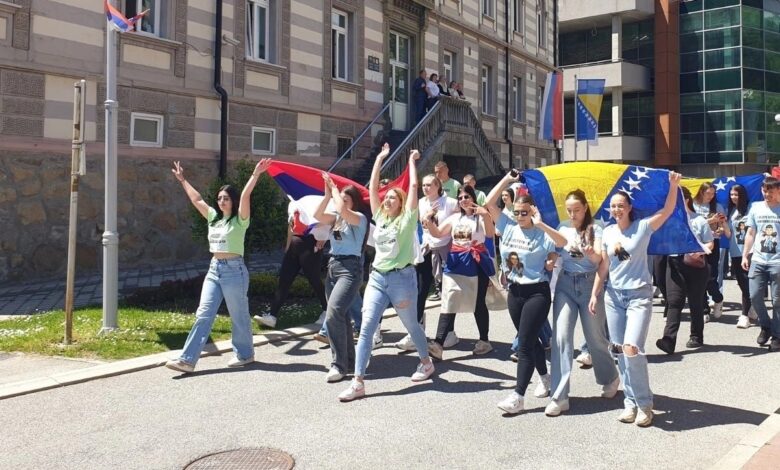 Uz trubače, kolo i zastave RS i BiH: Maturanti u Srebrenici proslavili kraj školovanja