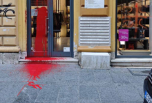 Sarajevo: Nepoznate osobe išarale zidove simbolima “4S” i prosule crvenu boju po radnjama