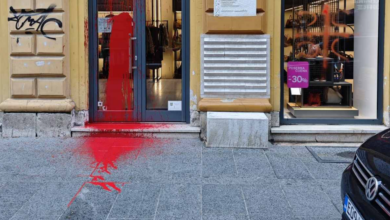 Sarajevo: Nepoznate osobe išarale zidove simbolima “4S” i prosule crvenu boju po radnjama