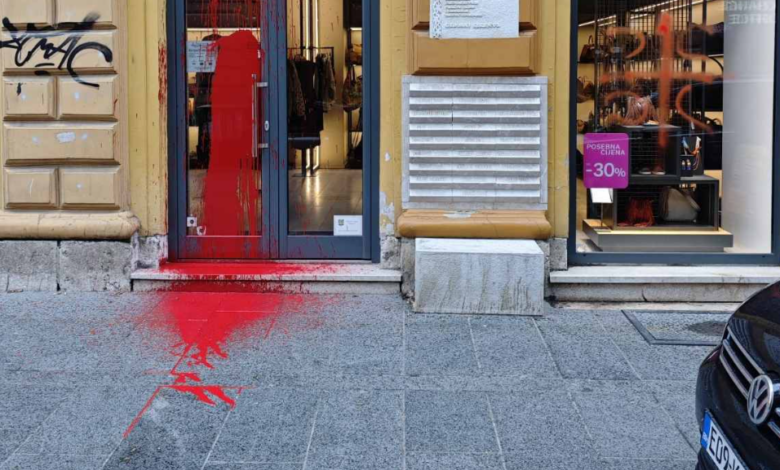 Sarajevo: Nepoznate osobe išarale zidove simbolima “4S” i prosule crvenu boju po radnjama